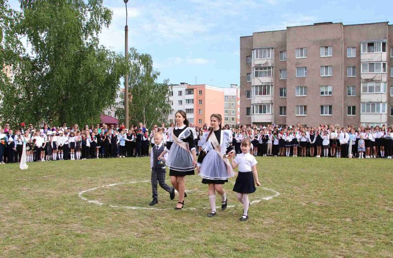 Фотофакт: Торжественная линейка состоялась в средней школе № 4