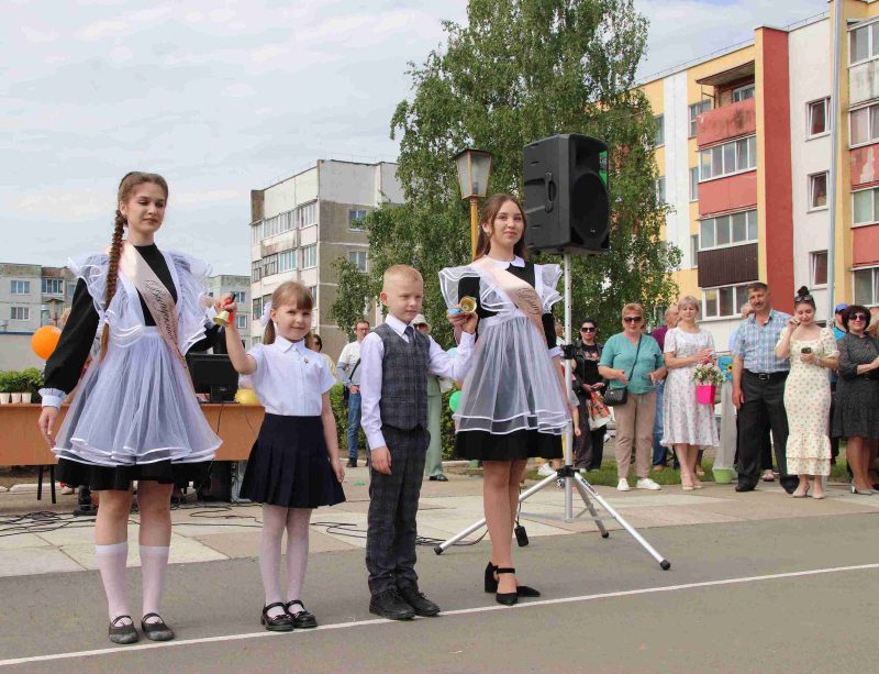 Фотофакт: Торжественная линейка состоялась в средней школе № 4