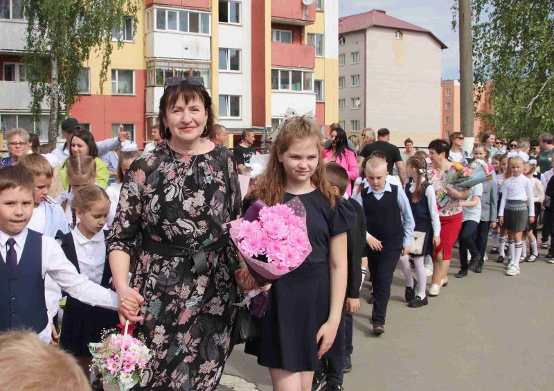 Фотофакт: Торжественная линейка состоялась в средней школе № 4