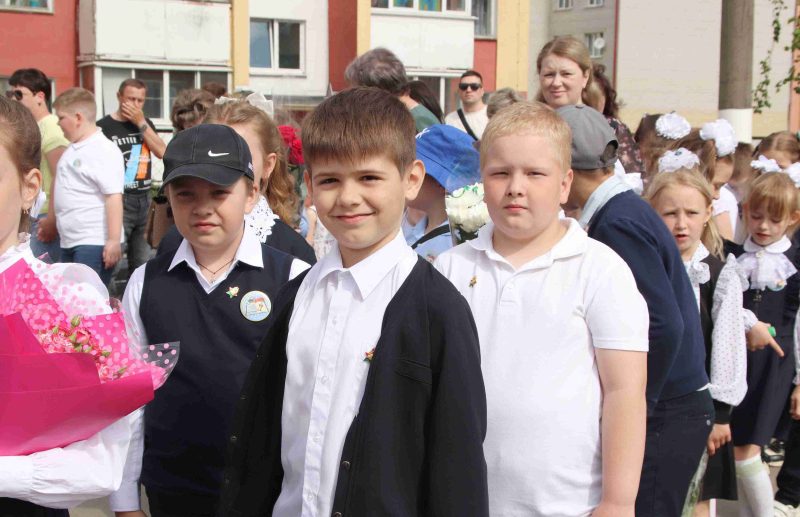 Фотофакт: Торжественная линейка состоялась в средней школе № 4