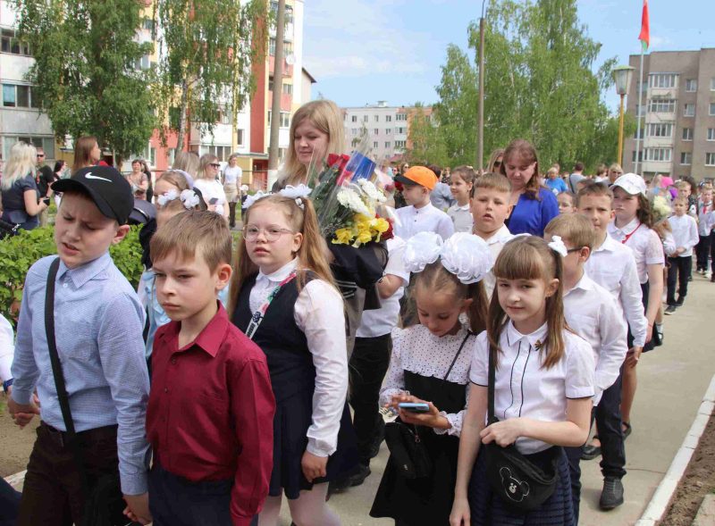 Фотофакт: Торжественная линейка состоялась в средней школе № 4