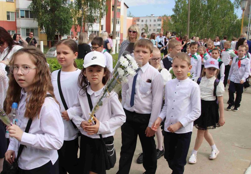 Фотофакт: Торжественная линейка состоялась в средней школе № 4