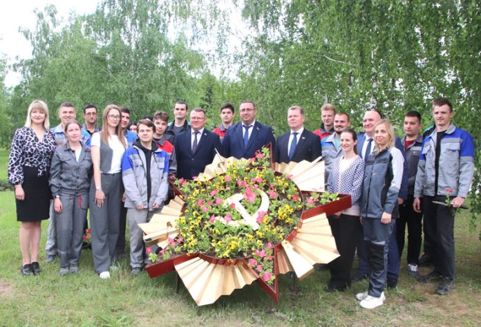 Министра архитектуры и строительства Александра Студнева встретила работающая молодежь ОАО «БЦЗ»