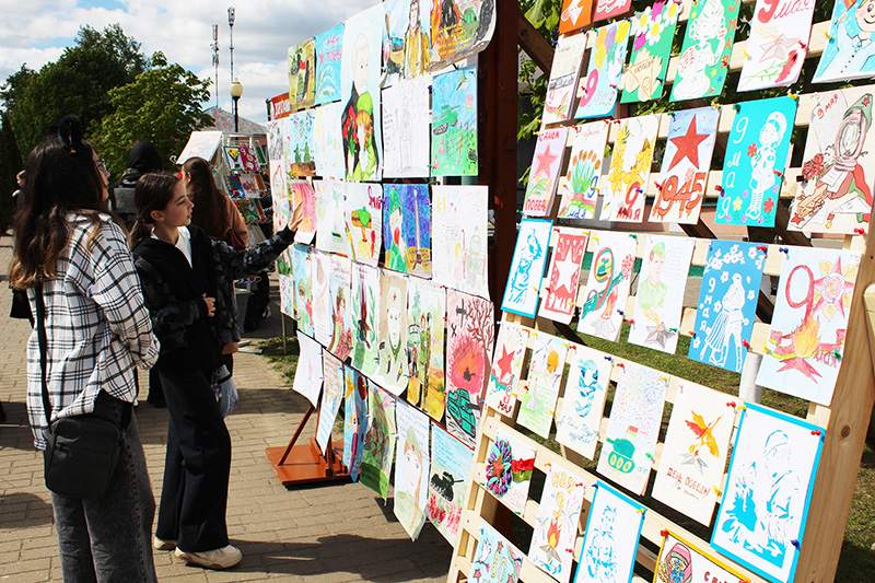 Праздничная колонна и концерт. Как в Костюковичах встретили День Победы