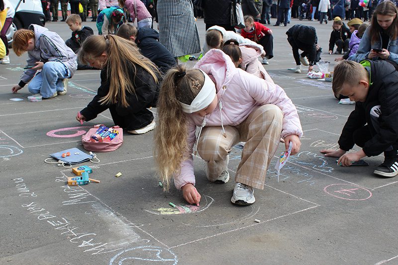 Праздничная колонна и концерт. Как в Костюковичах встретили День Победы