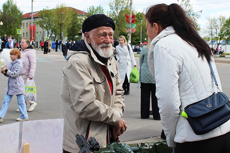 Праздничная колонна и концерт. Как в Костюковичах встретили День Победы