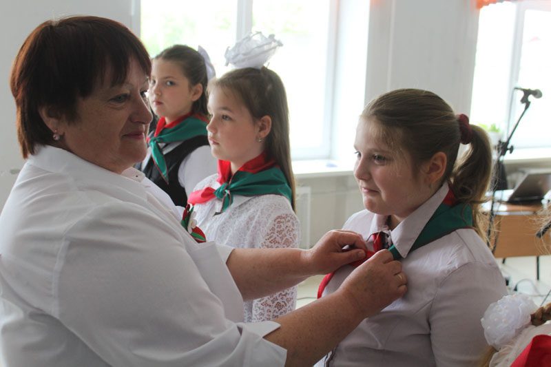 В средней школе №2 прошел торжественный прием в пионеры и члены ОО «БРСМ»