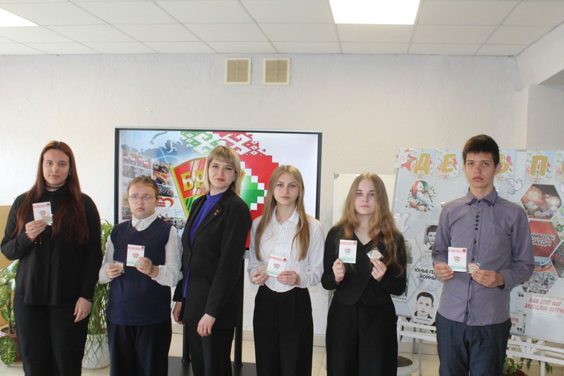 В средней школе №2 прошел торжественный прием в пионеры и члены ОО «БРСМ»