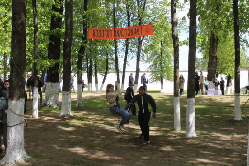 Праздничные забавы для детей организовали в городском сквере