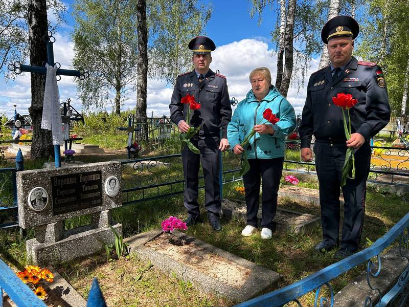 Память жива: сотрудники Костюковичского РОВД почтили ветеранов и погибших коллег