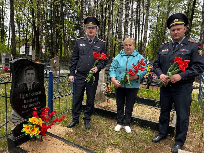 Память жива: сотрудники Костюковичского РОВД почтили ветеранов и погибших коллег Память жива: сотрудники Костюковичского РОВД почтили ветеранов и погибших коллег