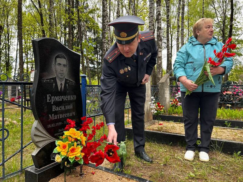 Память жива: сотрудники Костюковичского РОВД почтили ветеранов и погибших коллег Память жива: сотрудники Костюковичского РОВД почтили ветеранов и погибших коллег