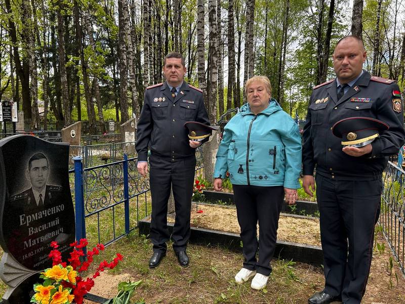 Память жива: сотрудники Костюковичского РОВД почтили ветеранов и погибших коллег Память жива: сотрудники Костюковичского РОВД почтили ветеранов и погибших коллег