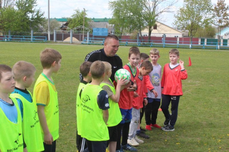 Футбольные матчи турнира "Кожаный мяч" проходят в Костюковичах Футбольные матчи турнира "Кожаный мяч" проходят в Костюковичах