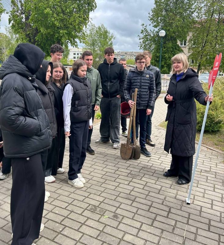 Активисты БРСМ приняли участие в благоустройстве сквера семейных деревьев Активисты БРСМ приняли участие в благоустройстве сквера семейных деревьев