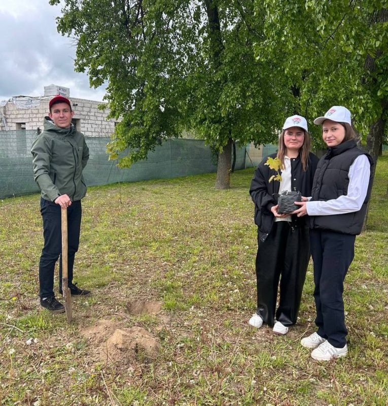 Активисты БРСМ приняли участие в благоустройстве сквера семейных деревьев Активисты БРСМ приняли участие в благоустройстве сквера семейных деревьев