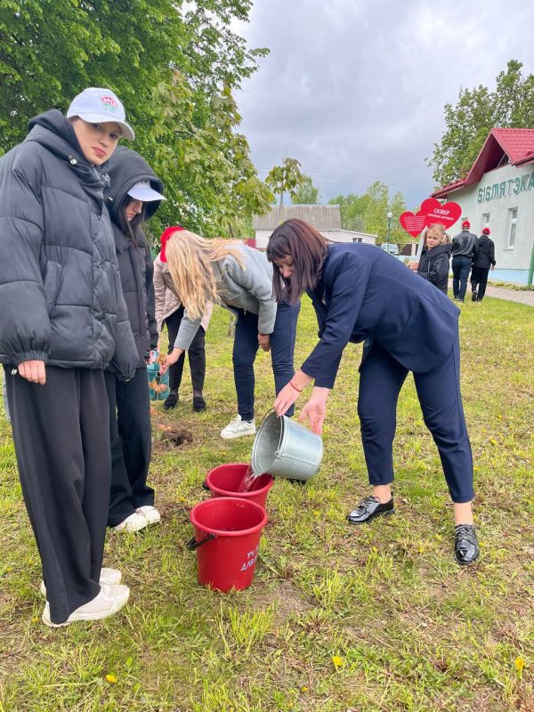 Активисты БРСМ приняли участие в благоустройстве сквера семейных деревьев Активисты БРСМ приняли участие в благоустройстве сквера семейных деревьев
