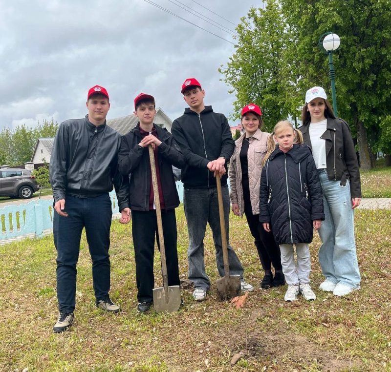 Активисты БРСМ приняли участие в благоустройстве сквера семейных деревьев Активисты БРСМ приняли участие в благоустройстве сквера семейных деревьев