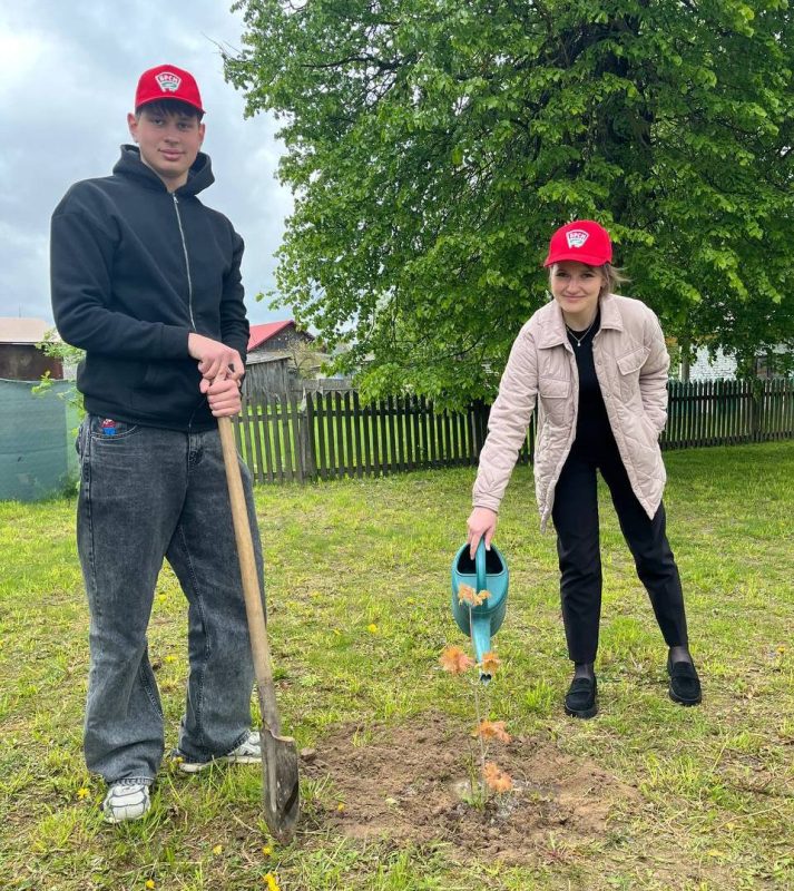 Активисты БРСМ приняли участие в благоустройстве сквера семейных деревьев Активисты БРСМ приняли участие в благоустройстве сквера семейных деревьев