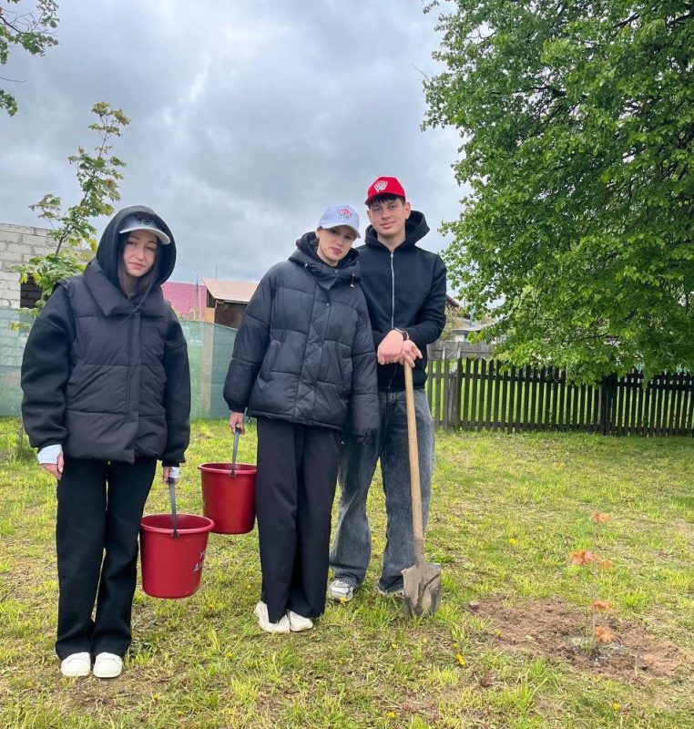 Активисты БРСМ приняли участие в благоустройстве сквера семейных деревьев Активисты БРСМ приняли участие в благоустройстве сквера семейных деревьев