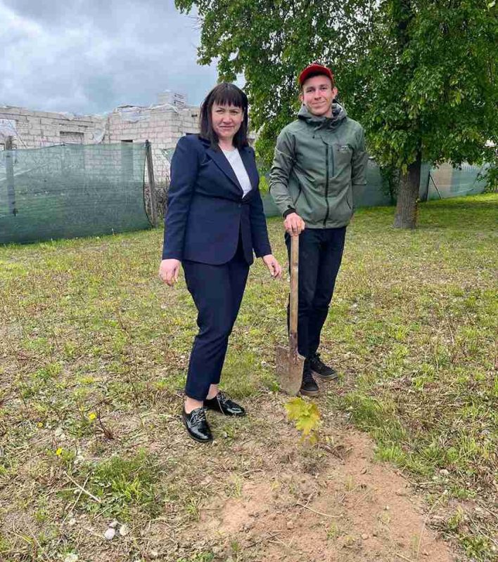 Активисты БРСМ приняли участие в благоустройстве сквера семейных деревьев Активисты БРСМ приняли участие в благоустройстве сквера семейных деревьев