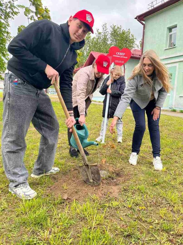 Активисты БРСМ приняли участие в благоустройстве сквера семейных деревьев Активисты БРСМ приняли участие в благоустройстве сквера семейных деревьев