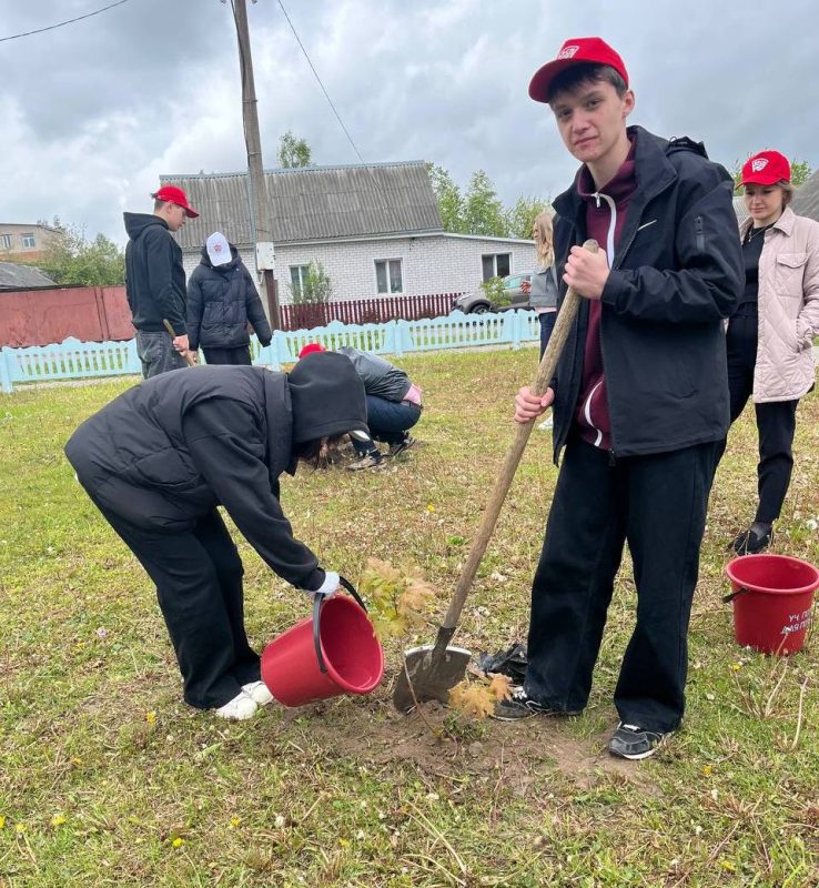Активисты БРСМ приняли участие в благоустройстве сквера семейных деревьев Активисты БРСМ приняли участие в благоустройстве сквера семейных деревьев