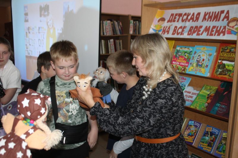 Маленькие читатели Костюковщины встретились с детской писательницей из Могилева Галиной Перун в районной библиотеке