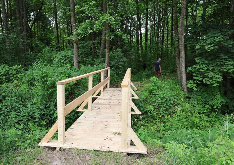 В лесу около Прусинской криницы идет благоустройство экологической тропы