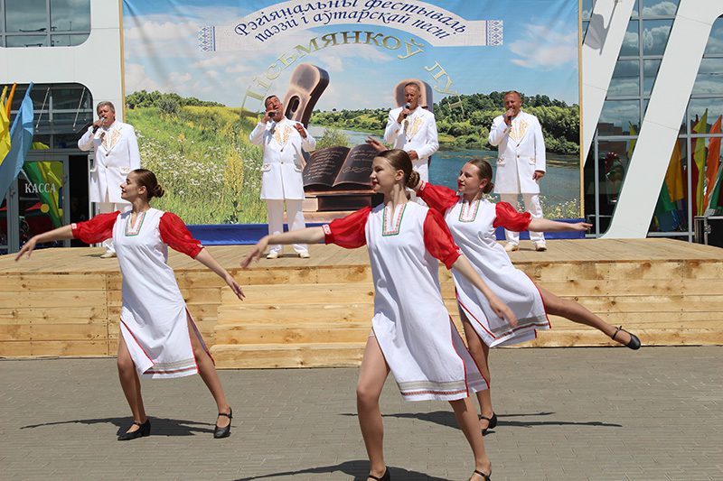 ФОТОФАКТ: Масштабно и ярко прошел в Костюковичах фестиваль "Письменков луг"