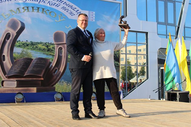 ФОТОФАКТ: Масштабно и ярко прошел в Костюковичах фестиваль "Письменков луг"