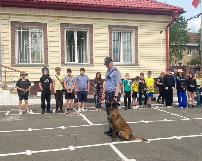 Воспитанники оздоровительного лагеря стали гостями подразделения Департамента охраны