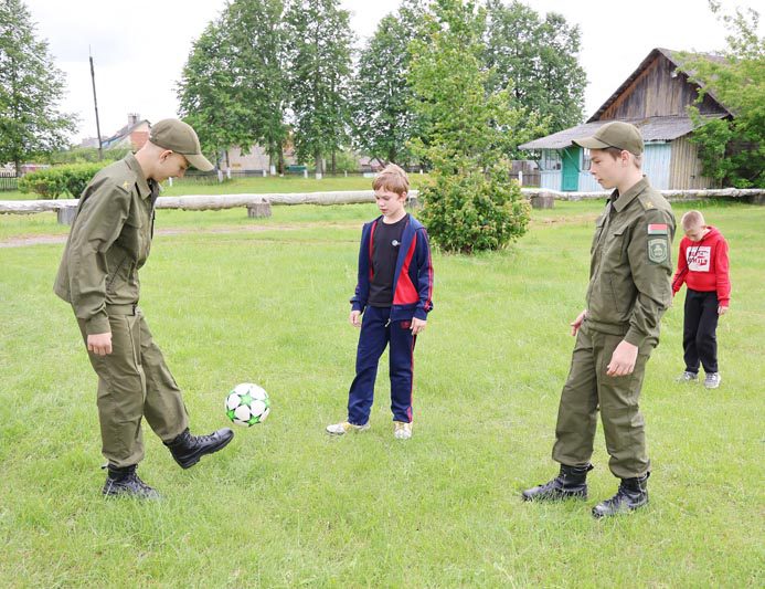 Армейский быт и товарищеский дух: в Белынковичах открылся летний круглосуточный лагерь «Зубр»
