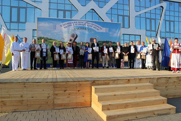 ФОТОФАКТ: Масштабно и ярко прошел в Костюковичах фестиваль "Письменков луг"