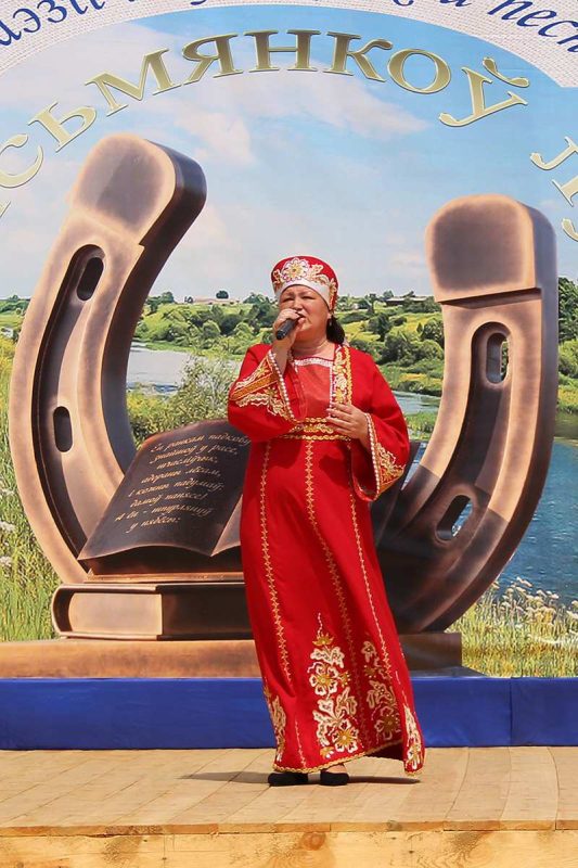 ФОТОФАКТ: Масштабно и ярко прошел в Костюковичах фестиваль "Письменков луг"