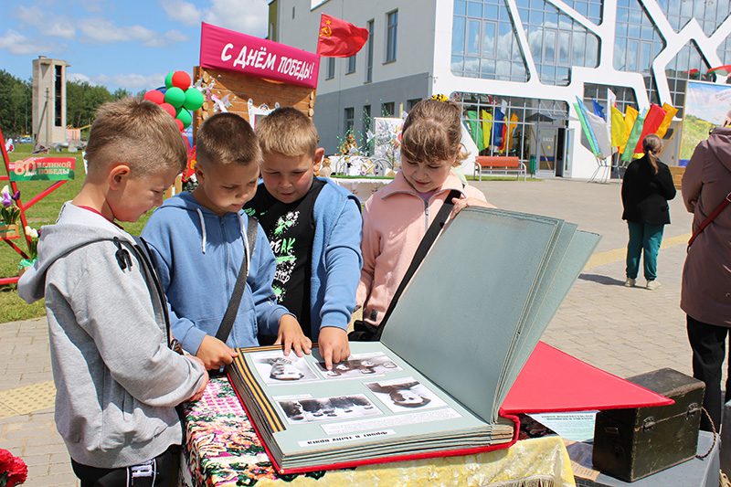 ФОТОФАКТ: Масштабно и ярко прошел в Костюковичах фестиваль "Письменков луг"