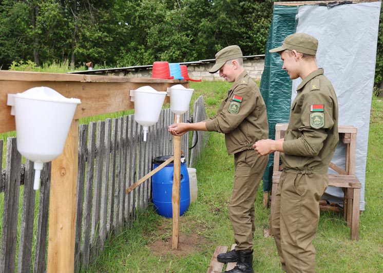 Армейский быт и товарищеский дух: в Белынковичах открылся летний круглосуточный лагерь «Зубр»