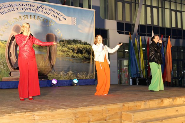 ФОТОФАКТ: Масштабно и ярко прошел в Костюковичах фестиваль "Письменков луг"