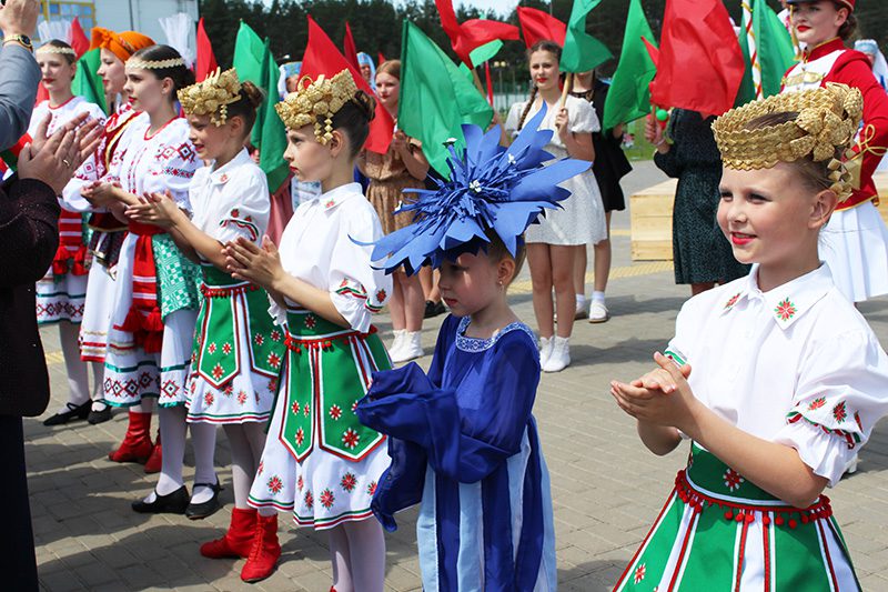 ФОТОФАКТ: Масштабно и ярко прошел в Костюковичах фестиваль "Письменков луг"