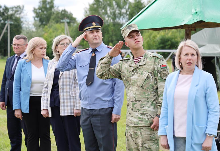 Армейский быт и товарищеский дух: в Белынковичах открылся летний круглосуточный лагерь «Зубр»