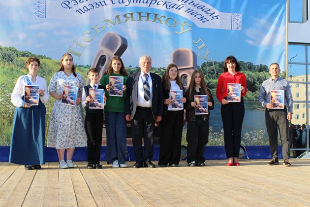 ФОТОФАКТ: Масштабно и ярко прошел в Костюковичах фестиваль "Письменков луг"