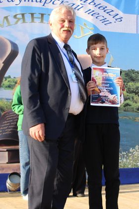 ФОТОФАКТ: Масштабно и ярко прошел в Костюковичах фестиваль "Письменков луг"