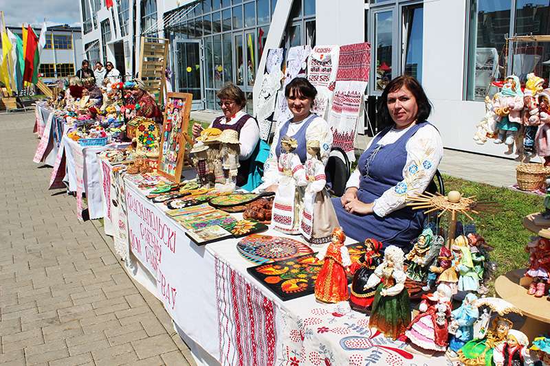 ФОТОФАКТ: Масштабно и ярко прошел в Костюковичах фестиваль "Письменков луг"