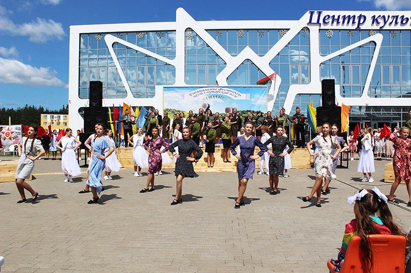 ФОТОФАКТ: Масштабно и ярко прошел в Костюковичах фестиваль "Письменков луг"