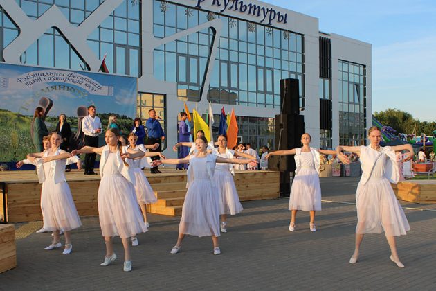 ФОТОФАКТ: Масштабно и ярко прошел в Костюковичах фестиваль "Письменков луг"