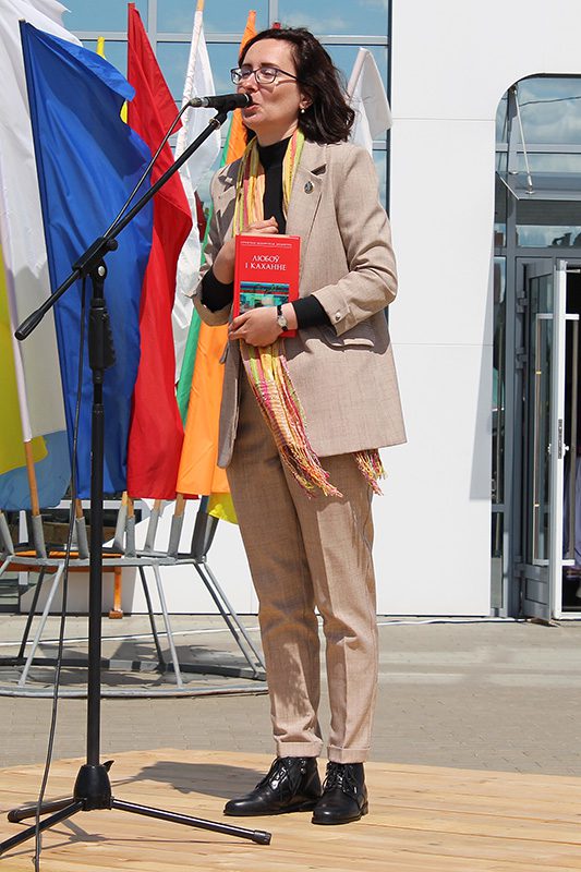 ФОТОФАКТ: Масштабно и ярко прошел в Костюковичах фестиваль "Письменков луг"