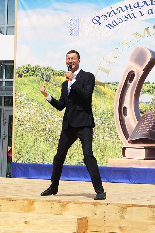 ФОТОФАКТ: Масштабно и ярко прошел в Костюковичах фестиваль "Письменков луг"