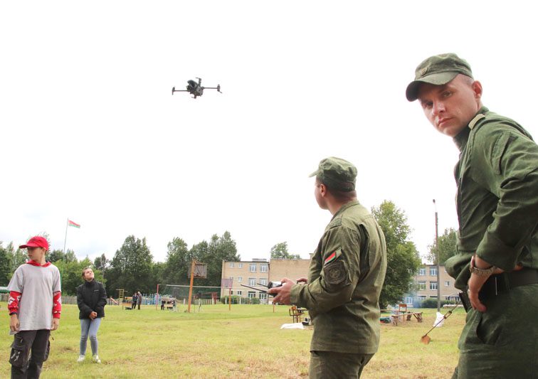 Армейский вайб: насыщенный день прошел в полевом лагере "зубров" Армейский вайб: насыщенный день прошел в полевом лагере "зубров"
