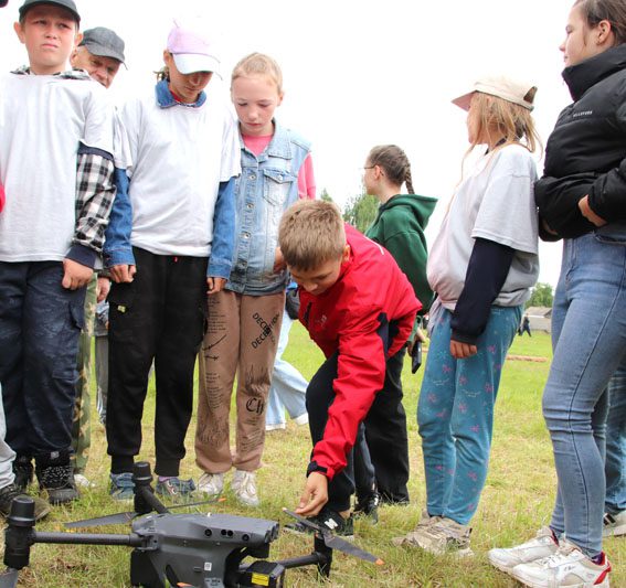 Армейский вайб: насыщенный день прошел в полевом лагере "зубров" Армейский вайб: насыщенный день прошел в полевом лагере "зубров"
