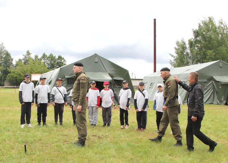 Армейский вайб: насыщенный день прошел в полевом лагере "зубров" Армейский вайб: насыщенный день прошел в полевом лагере "зубров"